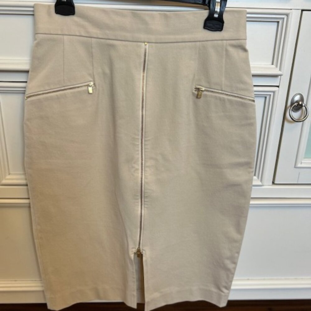 Stretch cream skirt with gold hardware in size 8 by Banana Republic
